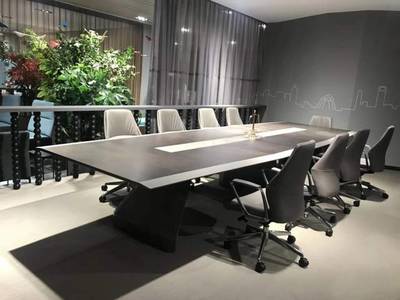 看看人家的辦公室,你們老板應(yīng)該把辦公家具全扔了!